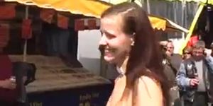 Jennifer pasea desnuda por la Ciudad