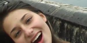Novinha se masturbando no lado
