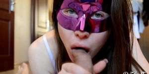 Avaleuse masquee suce une bite en deepthroat et en POV