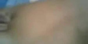 Namorada novinha gostosa gemendo e gozando dando a bucetinha e o cusinho de quatro