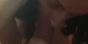 Un jeune ejacule trop vite dans la chatte de sa copine plus vieille que lui