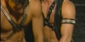 GROUPSEX GAYS - Muscled Men Threesome Blowjob