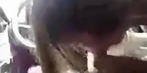 Namorada novinha gostosa gemendo e gozando dando a bucetinha e o cusinho dentro do carro