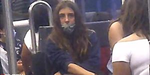 Mostrando, empalmado en el metro 34