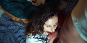 Petite amie super mignonne suce la bite et frotte la sur ses seins