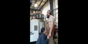 Une Meuf Fait Une Pipe Et Se Fait Baiser Par Son Mari Sur Son Lieu De Travail