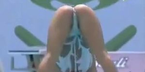 Synchronised swimming oops - split legs pussy view