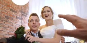 Stacy Cruz makes it in front of her husband