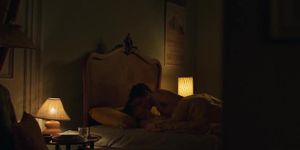 Marianne and Connell's troubled love (2019) (Daisy Edgar-Jones, Dasi West)