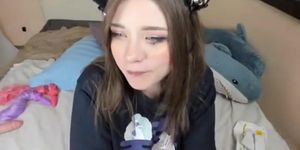 Hot cam teen - I'd love to worship her mouth & smell her breath