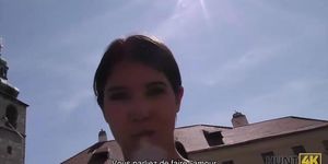 HUNT4K. B�b� veut voyager l'�t� alors pourquoi elle enl�ve ses v�tements
