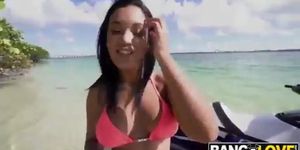 Gostosa sendo fudida de quatro na praia
