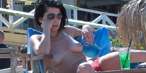 Slim and nude beach girl is trying to catch some sun (Amanda Logue, Sunny Day)
