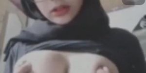 awek nerd tudung hitam