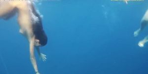 2 Hot Girls naked in the sea swimming (Pussy Eater)