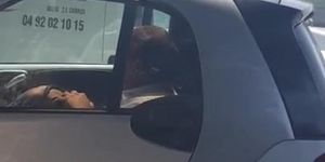 pipe sur un parking avec une pute
