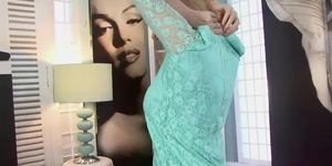 Mature in lingerie masturbates