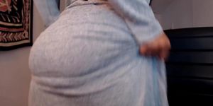 brown hottie playing with pussy on cam