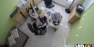 Pour Rubia Katy Espera Obtener Un Prestamo, Pero El Agente