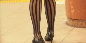 Candid upskirt knees shot in the underground carriage