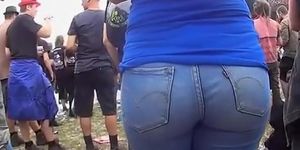 Chubby ass chick in tight blue jeans