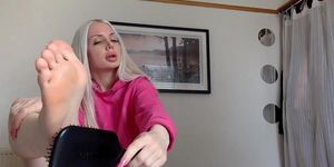 Blonde Barbie Self Tickle Challenge ?