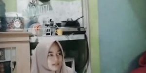 SAMBIL NONTON TV