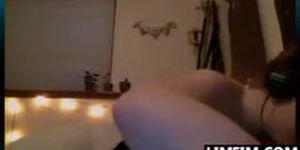 Web Cam Cutie Chats And Masturbates