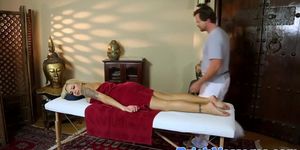 Pussylicked glam milf loves getting massaged