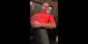 Str8 daddy jerking watching porn