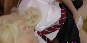 Amateur teen assfingered