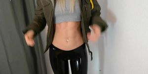 Kleine Schlampe in Latex Leggings und Daunenjacke gefickt (Laura Paradise)