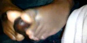 negrita haciendo un footjob