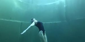 UNDERWATER DANCER 2