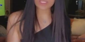 MAEVA GHENNAM TWERK ET SE FAIT TOUCHER LE CUL PAR SA SŒUR