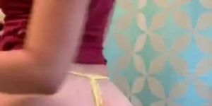 White teen shaking her fat ass