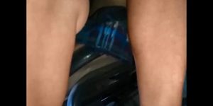 Bajo el asciento en el bus.