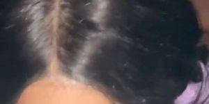 UN MEC A GROSSE BITE SE FAIT SUCER PAR UNE SALOPE PENDANT UNE SOIRÉE