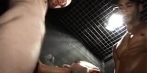 HOMBRES PUTOS, BUSCANDO VERGAS EN LOS BAÑOS.