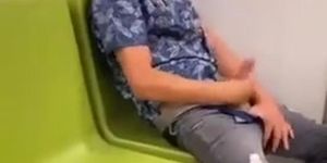 JOVEN MASTURBANDOSE EN EL TRANSPORTE PUBLICO