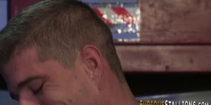 Muscled dude takes cum facial