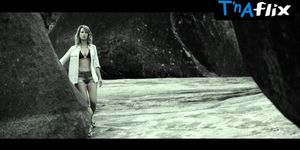 Mariana Ximenes Sexy Scene in Zoom