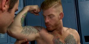 Buff guy plowing hunks ass