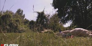 Man sunbathes naked, women and men see him doi ...