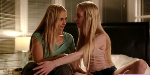 Sarah and Emma enjoys licking their pussies (Emma Starletto, Sarah Vandella)
