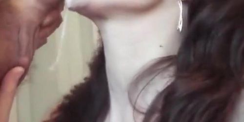 Groer Schwanz spritzt auf Gesicht und Mund der reifen Jessy