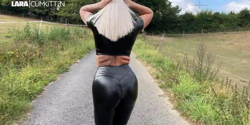 Lara-CumKitten - FICKAndGO Parkplatz - Leggings Quickie mit Bubble Butt Walk (Wendi White)