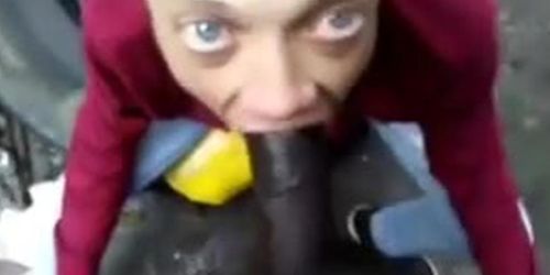 Une vieille suce un black dans les bois