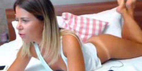 Mignonne blonde se branle avec son tampon dans la chatte
