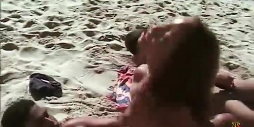 Duas Novinhas uma loirinha e uma morena gostosas gemendo e gozando dando a bucetinha e o cusinho bem gostoso pro leonardo marti